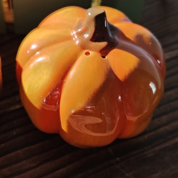 Russ Ceramic Pumpkin Salt and Pepper Shakers Fall Thanksgiving Kitchen Accents - Picture 3 of 16